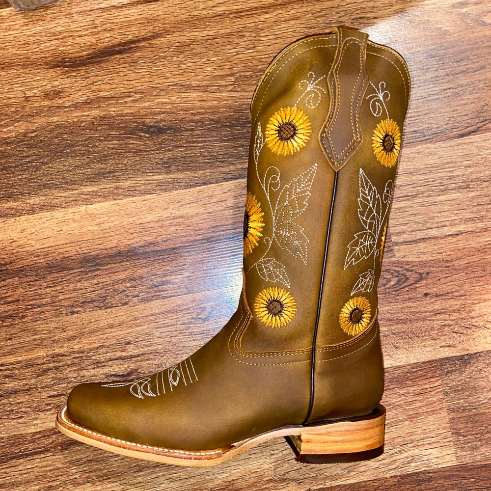 Ladies cowboy boots